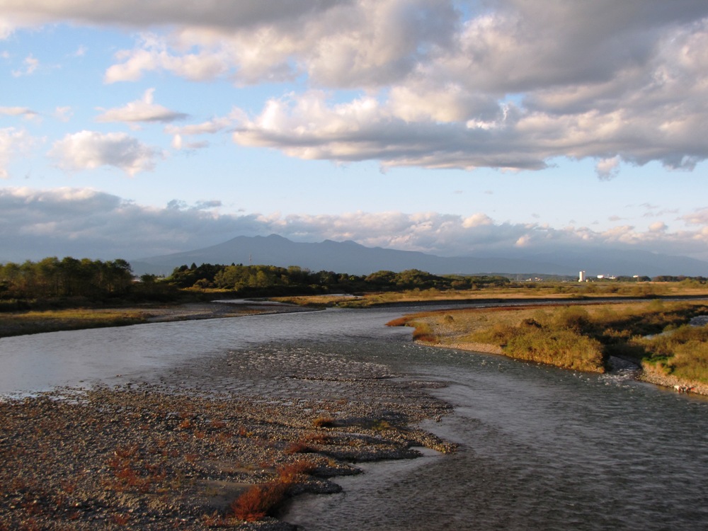 栃木県さくら市を流れる鬼怒川。河原の先に高原山が見えます